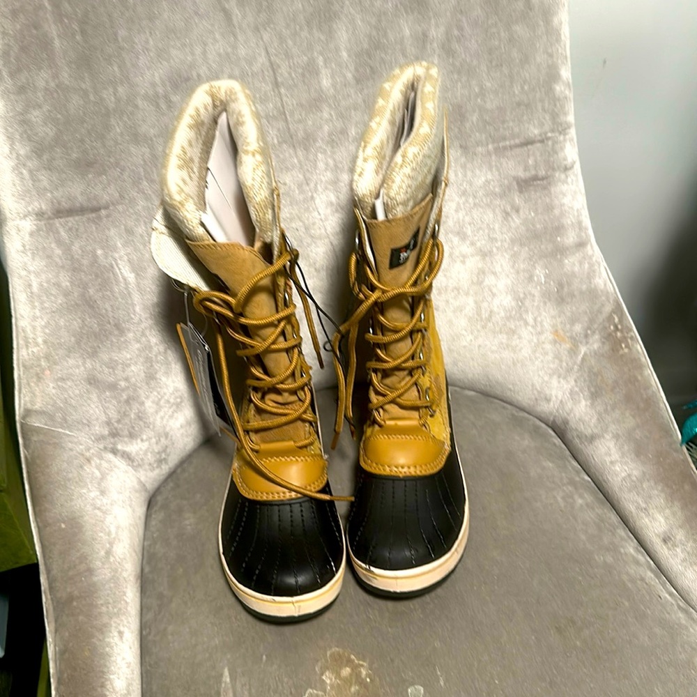 Women’s snow boots 3m thinsulate size 6
